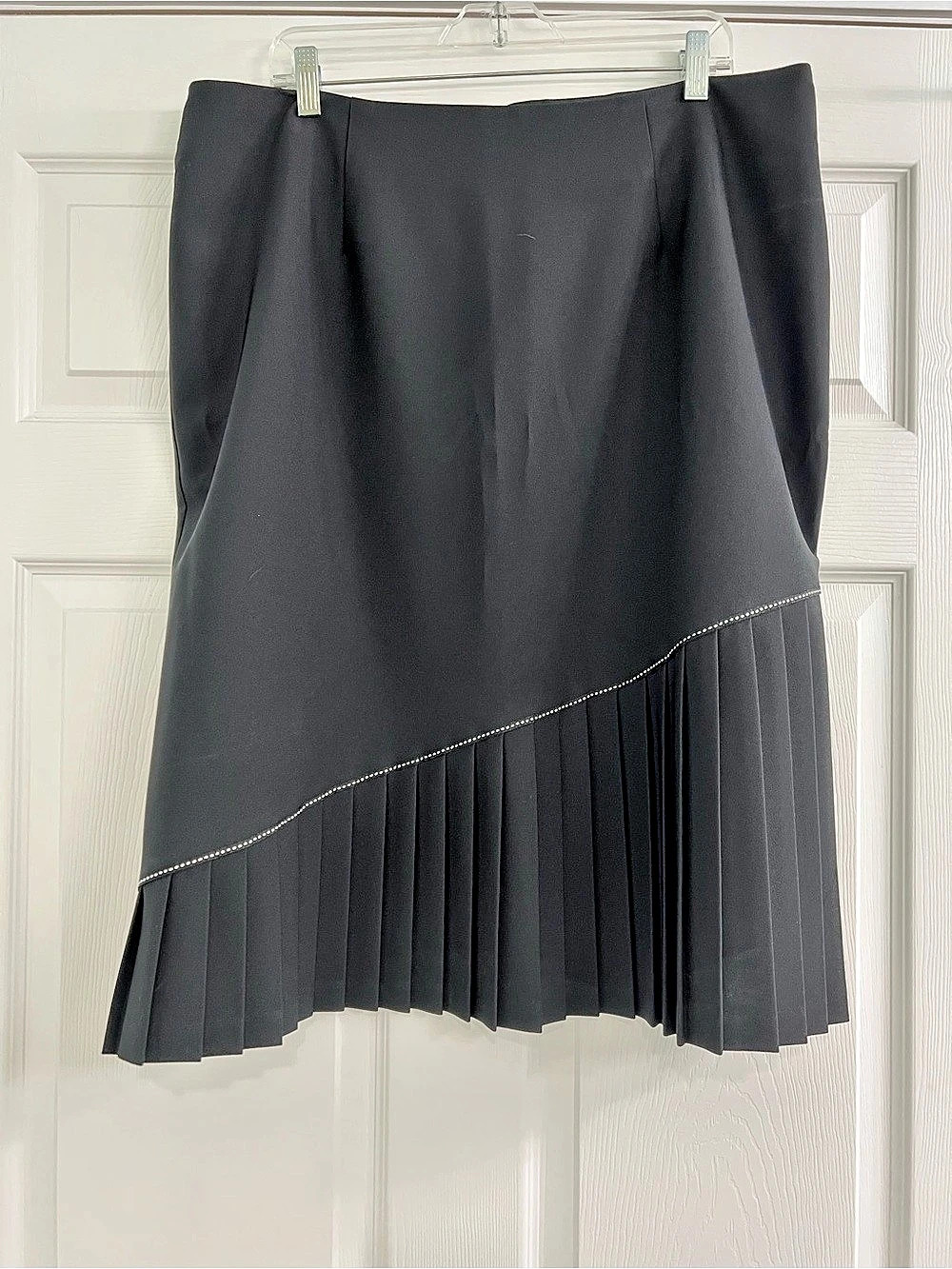 Women’s Fashion Bug Pleated Midi Skirt in Black Like New